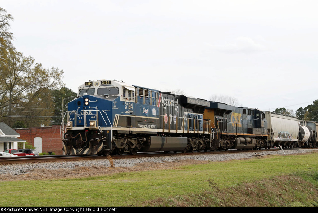 CSX 3194 leads train M583-22 northbound